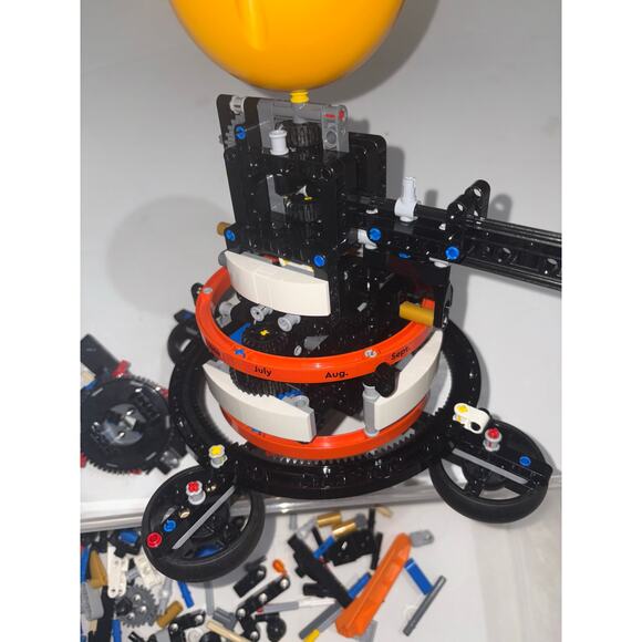 Lego Technic 42179 planet earth orbit incomplete - Picture 6 of 8